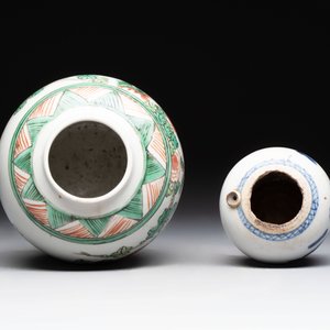 A Chinese famille verte covered vase, a pair of blue and white jars on wooden stands and two jars, 19th C. — photo 12