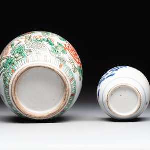 A Chinese famille verte covered vase, a pair of blue and white jars on wooden stands and two jars, 19th C. — photo 13