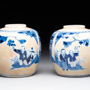 A Chinese famille verte covered vase, a pair of blue and white jars on wooden stands and two jars, 19th C. — photo 15