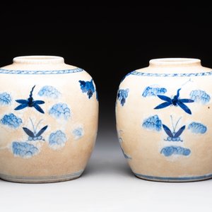 A Chinese famille verte covered vase, a pair of blue and white jars on wooden stands and two jars, 19th C. — photo 16