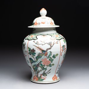 A Chinese famille verte covered vase, a pair of blue and white jars on wooden stands and two jars, 19th C. — photo 2