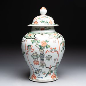 A Chinese famille verte covered vase, a pair of blue and white jars on wooden stands and two jars, 19th C. — photo 3