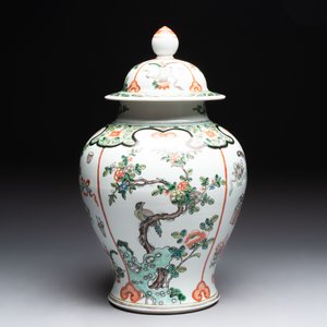 A Chinese famille verte covered vase, a pair of blue and white jars on wooden stands and two jars, 19th C. — photo 4