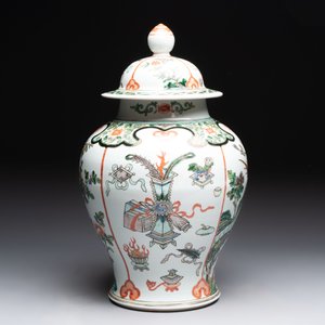 A Chinese famille verte covered vase, a pair of blue and white jars on wooden stands and two jars, 19th C. — photo 5