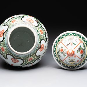 A Chinese famille verte covered vase, a pair of blue and white jars on wooden stands and two jars, 19th C. — photo 6