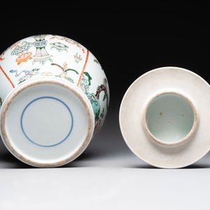 A Chinese famille verte covered vase, a pair of blue and white jars on wooden stands and two jars, 19th C. — photo 7