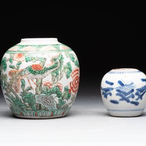 A Chinese famille verte covered vase, a pair of blue and white jars on wooden stands and two jars, 19th C. — photo 8