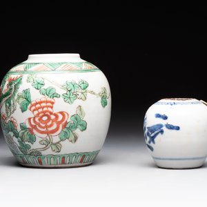 A Chinese famille verte covered vase, a pair of blue and white jars on wooden stands and two jars, 19th C. — photo 9
