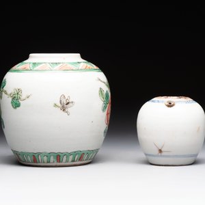 A Chinese famille verte covered vase, a pair of blue and white jars on wooden stands and two jars, 19th C. — photo 10