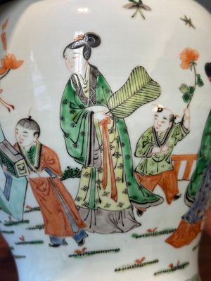 A Chinese famille verte covered vase and a bottle vase, 19th C. — 照片 19