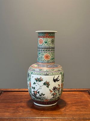 A Chinese famille verte covered vase and a bottle vase, 19th C. — 照片 24