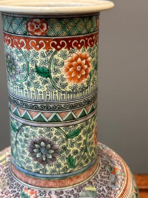 A Chinese famille verte covered vase and a bottle vase, 19th C. — 照片 29