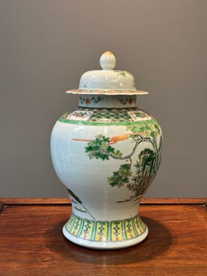 A Chinese famille verte covered vase and a bottle vase, 19th C. — 照片 3