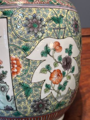 A Chinese famille verte covered vase and a bottle vase, 19th C. — 照片 33