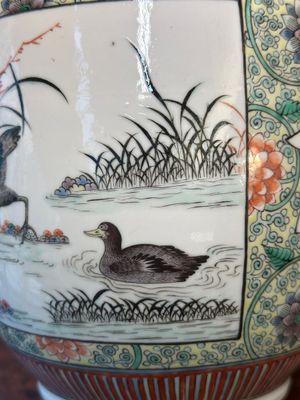 A Chinese famille verte covered vase and a bottle vase, 19th C. — 照片 35