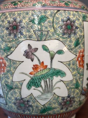 A Chinese famille verte covered vase and a bottle vase, 19th C. — 照片 36