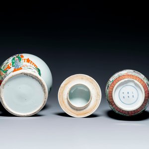 A Chinese famille verte covered vase and a bottle vase, 19th C. — 照片 4