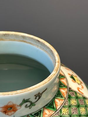 A Chinese famille verte covered vase and a bottle vase, 19th C. — 照片 14