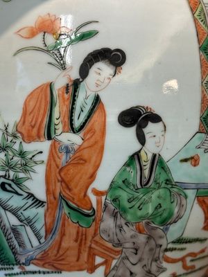 A Chinese famille verte covered vase and a bottle vase, 19th C. — 照片 16