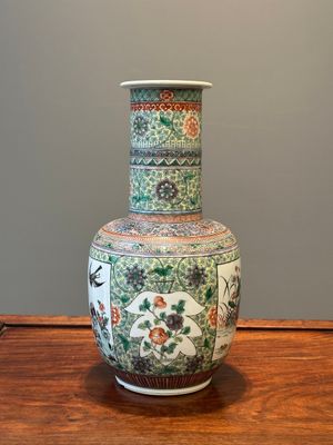 A Chinese famille verte covered vase and a bottle vase, 19th C. — 照片 26