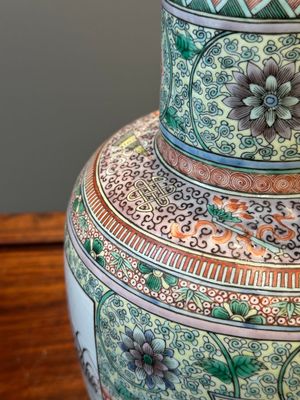 A Chinese famille verte covered vase and a bottle vase, 19th C. — 照片 31