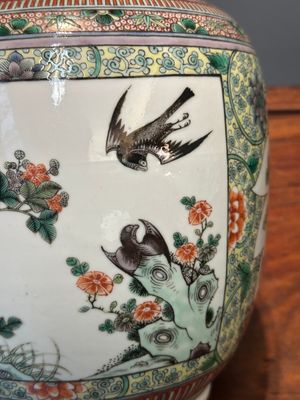 A Chinese famille verte covered vase and a bottle vase, 19th C. — 照片 32