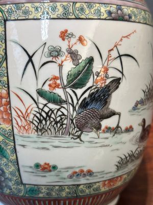 A Chinese famille verte covered vase and a bottle vase, 19th C. — 照片 35