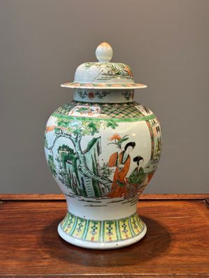 A Chinese famille verte covered vase and a bottle vase, 19th C. — 照片 5
