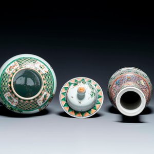 A Chinese famille verte covered vase and a bottle vase, 19th C. — 照片 3
