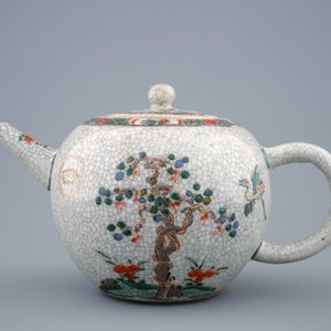A Chinese famille verte crackle glazed ground teapot and cover, Kangxi — photo 2