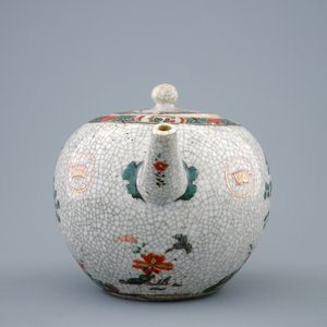 A Chinese famille verte crackle glazed ground teapot and cover, Kangxi — photo 3