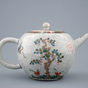 A Chinese famille verte crackle glazed ground teapot and cover, Kangxi — photo 4