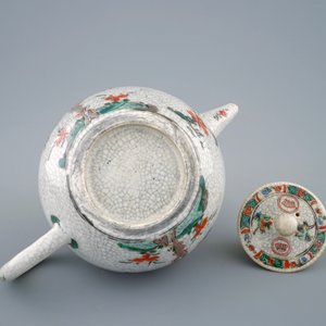 A Chinese famille verte crackle glazed ground teapot and cover, Kangxi — photo 6