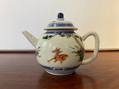 A Chinese famille verte 'crane and deer' teapot and cover, Kangxi — 照片 1