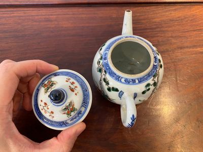 A Chinese famille verte 'crane and deer' teapot and cover, Kangxi — 照片 5