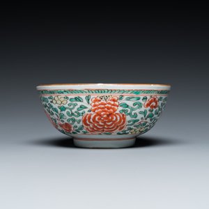A Chinese famille verte 'cranes' plate and a 'peony scroll' bowl, Kangxi — 照片 4
