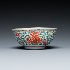 A Chinese famille verte 'cranes' plate and a 'peony scroll' bowl, Kangxi — 照片 7