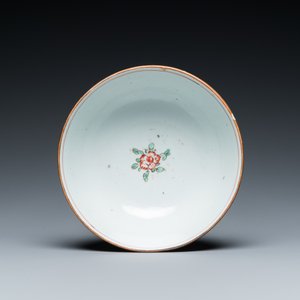 A Chinese famille verte 'cranes' plate and a 'peony scroll' bowl, Kangxi — 照片 8