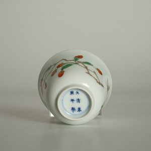 A Chinese famille verte cup with goji branches, Kangxi mark, 19/20th C. — 照片 13