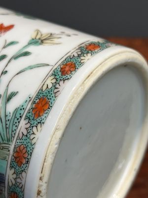 A Chinese famille verte cylindrical box and cover with gilt bronze mount, Kangxi — 照片 15