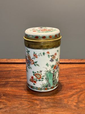 A Chinese famille verte cylindrical box and cover with gilt bronze mount, Kangxi — 照片 2