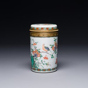 A Chinese famille verte cylindrical box and cover with gilt bronze mount, Kangxi — 照片 1