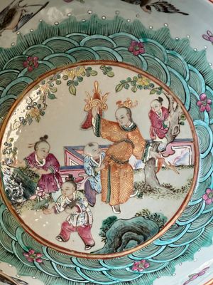 A Chinese famille verte dish, a famille rose basin and a dish, 19th C. — 照片 3