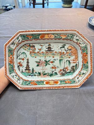 A Chinese famille verte dish and a blue and white dish, Kangxi/Qianlong — 照片 1