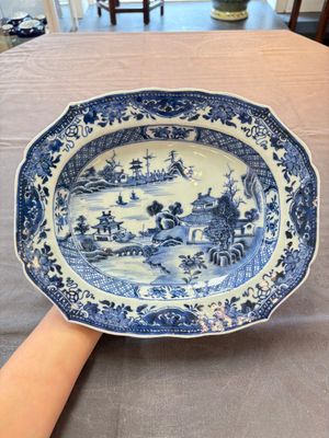 A Chinese famille verte dish and a blue and white dish, Kangxi/Qianlong — 照片 9