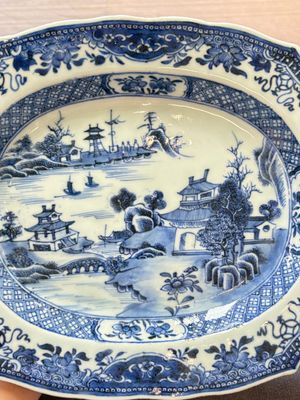 A Chinese famille verte dish and a blue and white dish, Kangxi/Qianlong — 照片 10