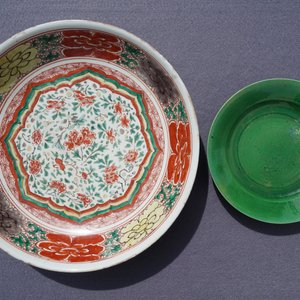 A Chinese famille verte dish and a monochrome green plate, Kangxi — 照片 17