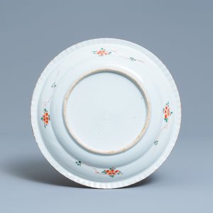 A Chinese famille verte dish and a pair of Imari-style relief-molded vases, Kangxi — photo 3