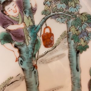 A Chinese famille verte dish with a boy in a tree, Yongzheng — 照片 5