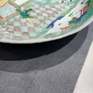 A Chinese famille verte dish with a narrative scene, Kangxi — 照片 11